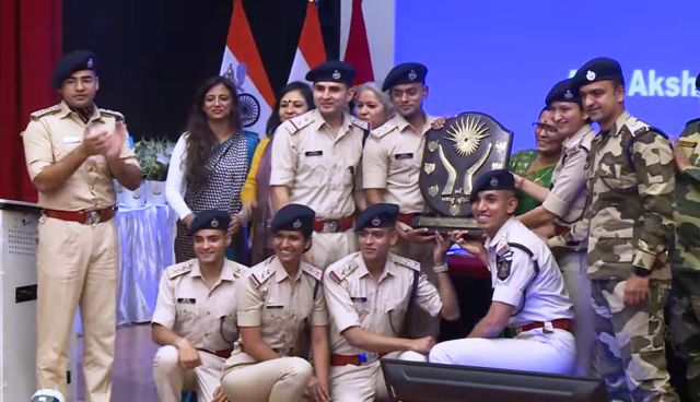 सीआईएसएफ की विजेता टीम नई दिल्ली में 29वीं अंतर सीएपीएफ वाद-विवाद प्रतियोगिता की ओवरऑल बेस्ट टीम रोलिंग ट्रॉफी के साथ सीआईएसएफ की विजेता टीम नई दिल्ली में 29वीं अंतर सीएपीएफ वाद-विवाद प्रतियोगिता की ओवरऑल बेस्ट टीम रोलिंग ट्रॉफी के साथ