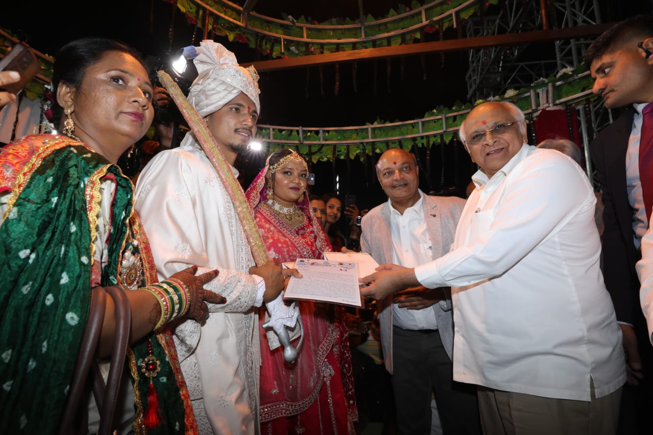 सवानी परिवार की ओर से आयोजित विवाह उत्सव में शामिल मुख्यमंत्री सवानी परिवार की ओर से आयोजित विवाह उत्सव में शामिल मुख्यमंत्री