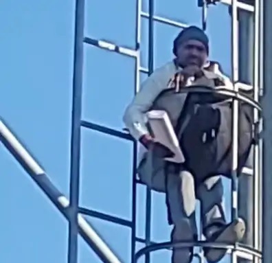 टावर पर चढ़ा युवक टावर पर चढ़ा युवक