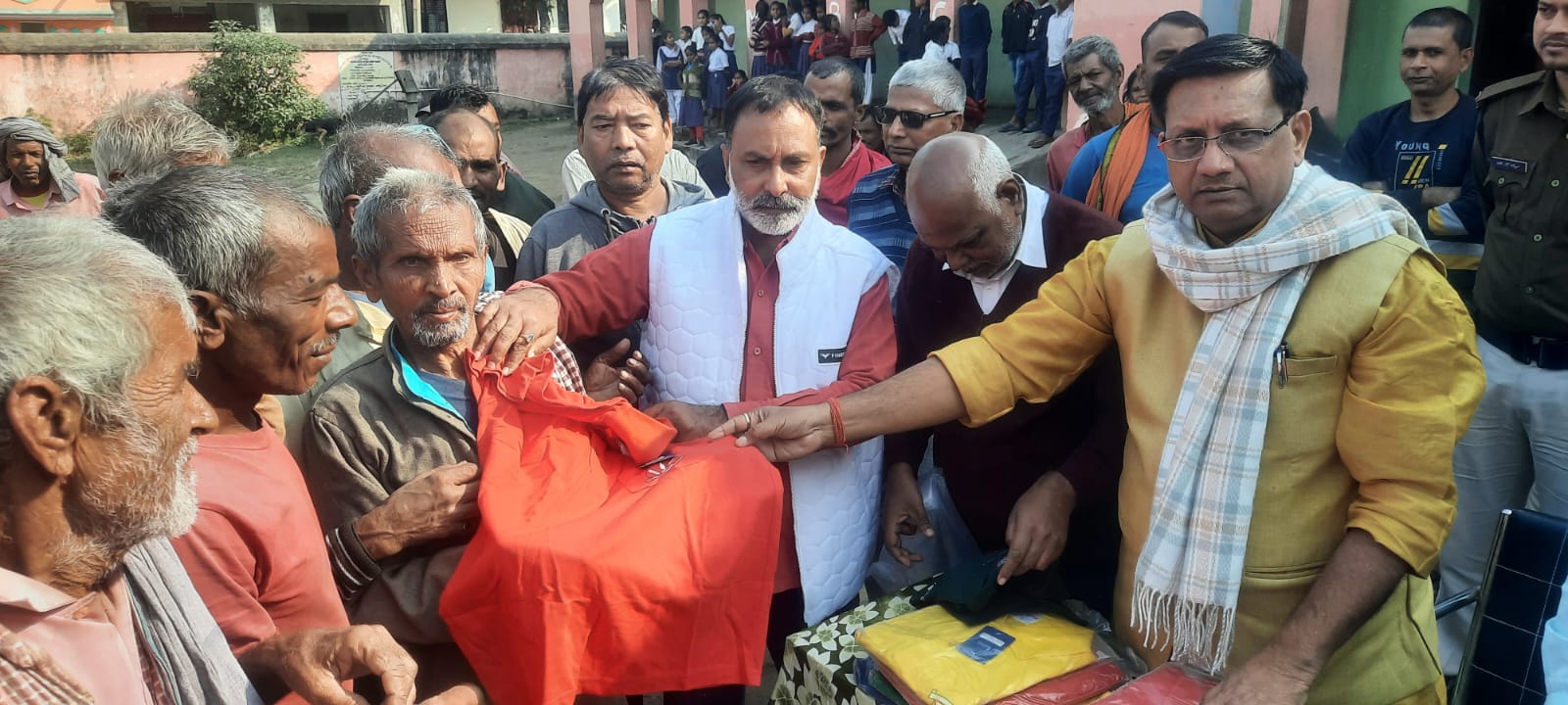 गर्म कपड़े बांटते विधायक गर्म कपड़े बांटते विधायक