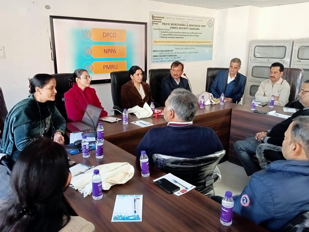 बैठक के दौरान ड्रग अधिकारी बैठक के दौरान ड्रग अधिकारी