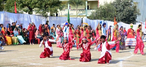 सांस्कृतिक कार्यक्रम करते बच्चे सांस्कृतिक कार्यक्रम करते बच्चे