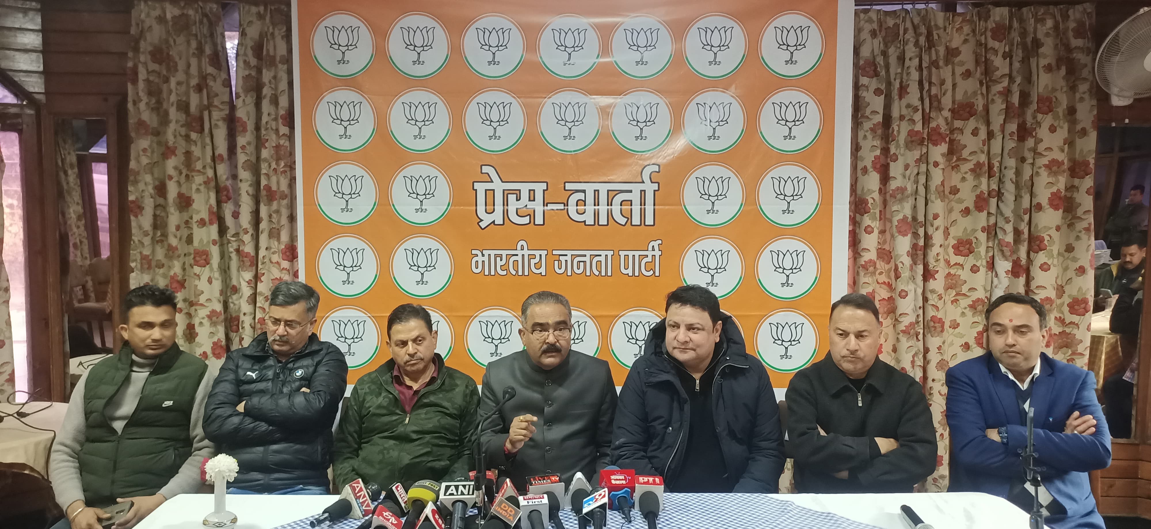 पत्रकार वार्ता को संबोधित करते हुए भाजपा नेता बिक्रम ठाकुर। पत्रकार वार्ता को संबोधित करते हुए भाजपा नेता बिक्रम ठाकुर।