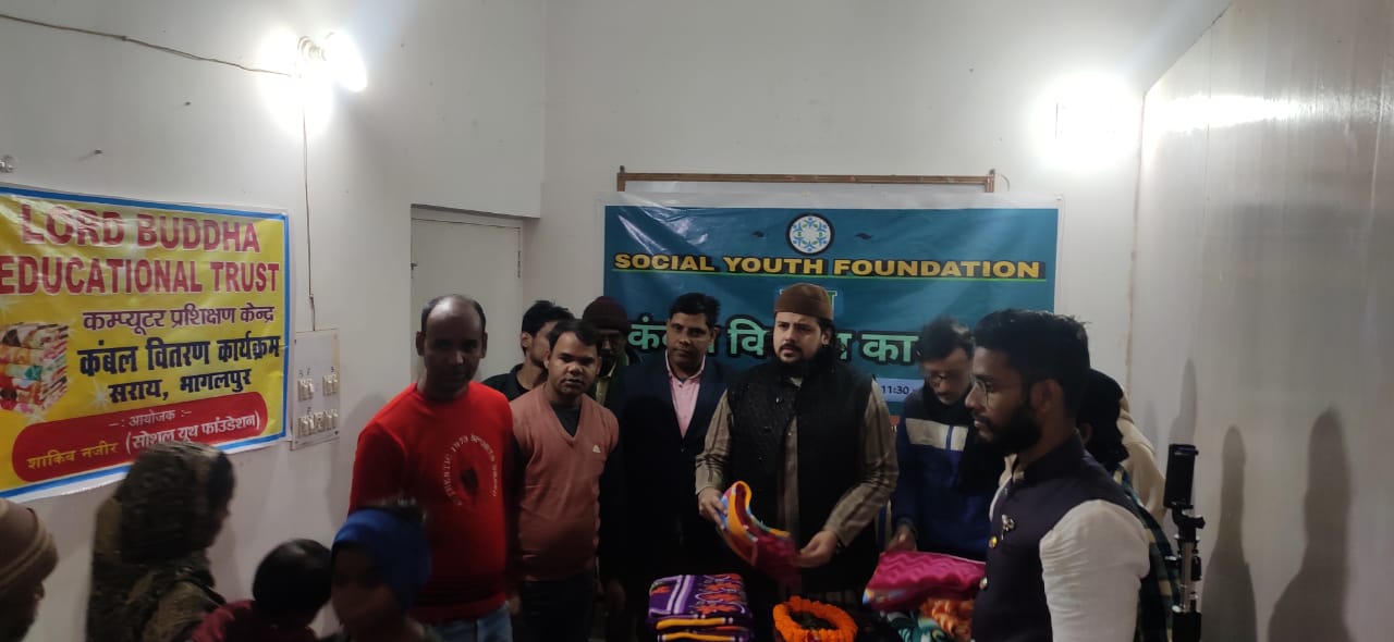 कंबल वितरण करते अतिथि कंबल वितरण करते अतिथि