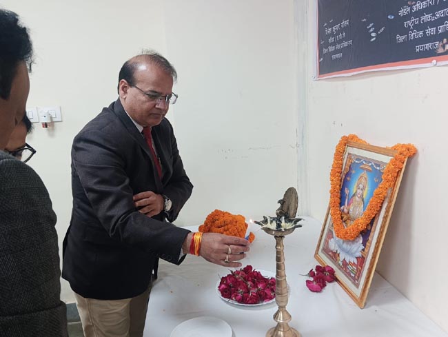 उद्घाटन करते उद्घाटन करते