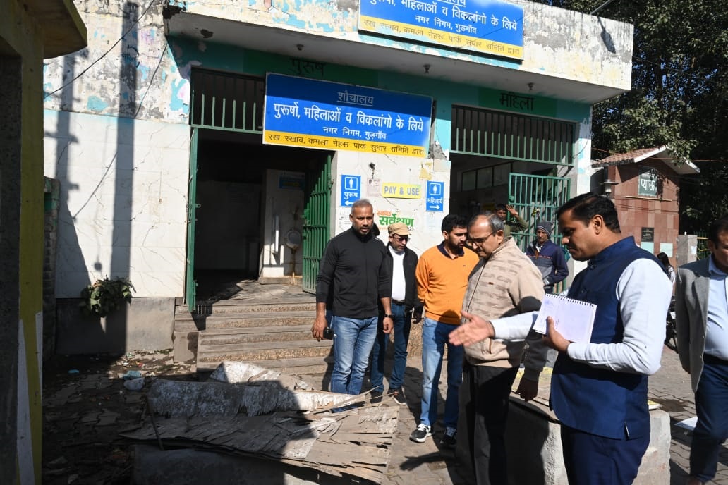 फोटो नंबर-03: गुरुग्राम में विभिन्न स्थानों का दौरे के दौरान कमला नेहरू पार्क के बाहर सार्वजनिक शौचालय की बदहाली देखते निगमायुक्त अशोक कुमार गर्ग। फोटो नंबर-03: गुरुग्राम में विभिन्न स्थानों का दौरे के दौरान कमला नेहरू पार्क के बाहर सार्वजनिक शौचालय की बदहाली देखते निगमायुक्त अशोक कुमार गर्ग।