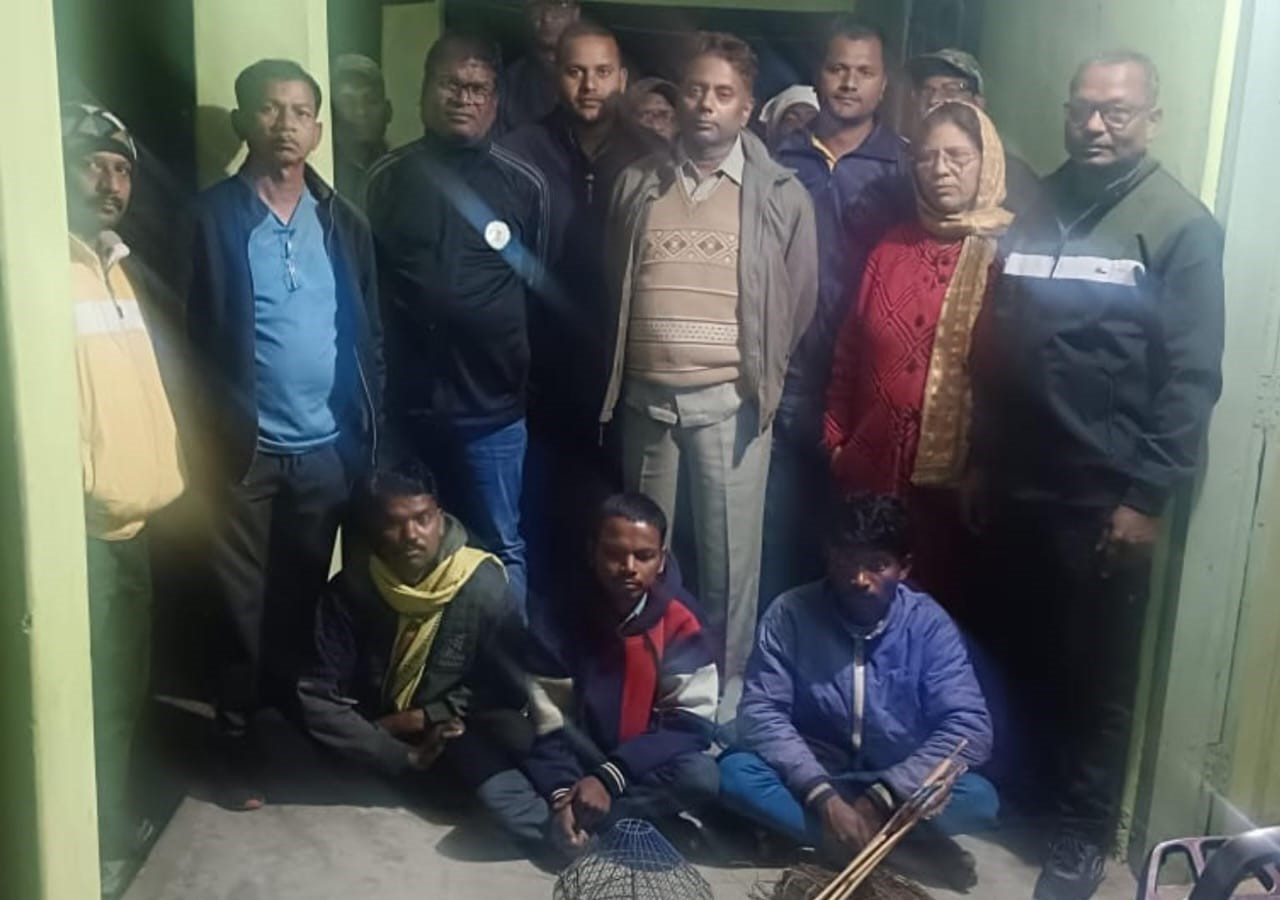 जमीन पर बैठे हुए पोटाश बम ब्लास्ट के गिरफ्तार तीन आरोपित व वन विभाग की टीम। जमीन पर बैठे हुए पोटाश बम ब्लास्ट के गिरफ्तार तीन आरोपित व वन विभाग की टीम।