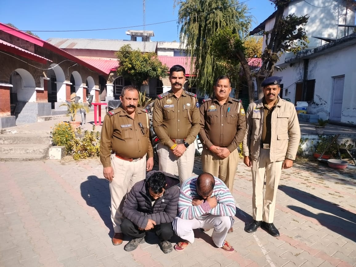 पुलिस गिरफ्त में दोनों आरोपित। पुलिस गिरफ्त में दोनों आरोपित।
