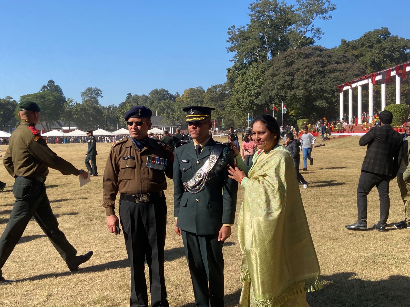 गर्व से भरे व खुशी से लबरेज कैडेट के परिजन सितारे लगाते हुए। गर्व से भरे व खुशी से लबरेज कैडेट के परिजन सितारे लगाते हुए।