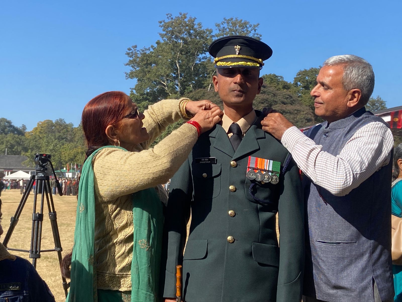 गर्व से भरे व खुशी से लबरेज कैडेट के परिजन सितारे लगाते हुए। गर्व से भरे व खुशी से लबरेज कैडेट के परिजन सितारे लगाते हुए।