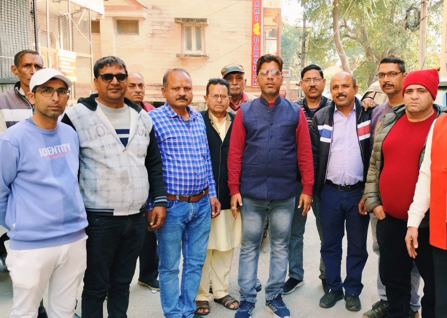 व्यापारी प्रदर्शन करते हुए व्यापारी प्रदर्शन करते हुए
