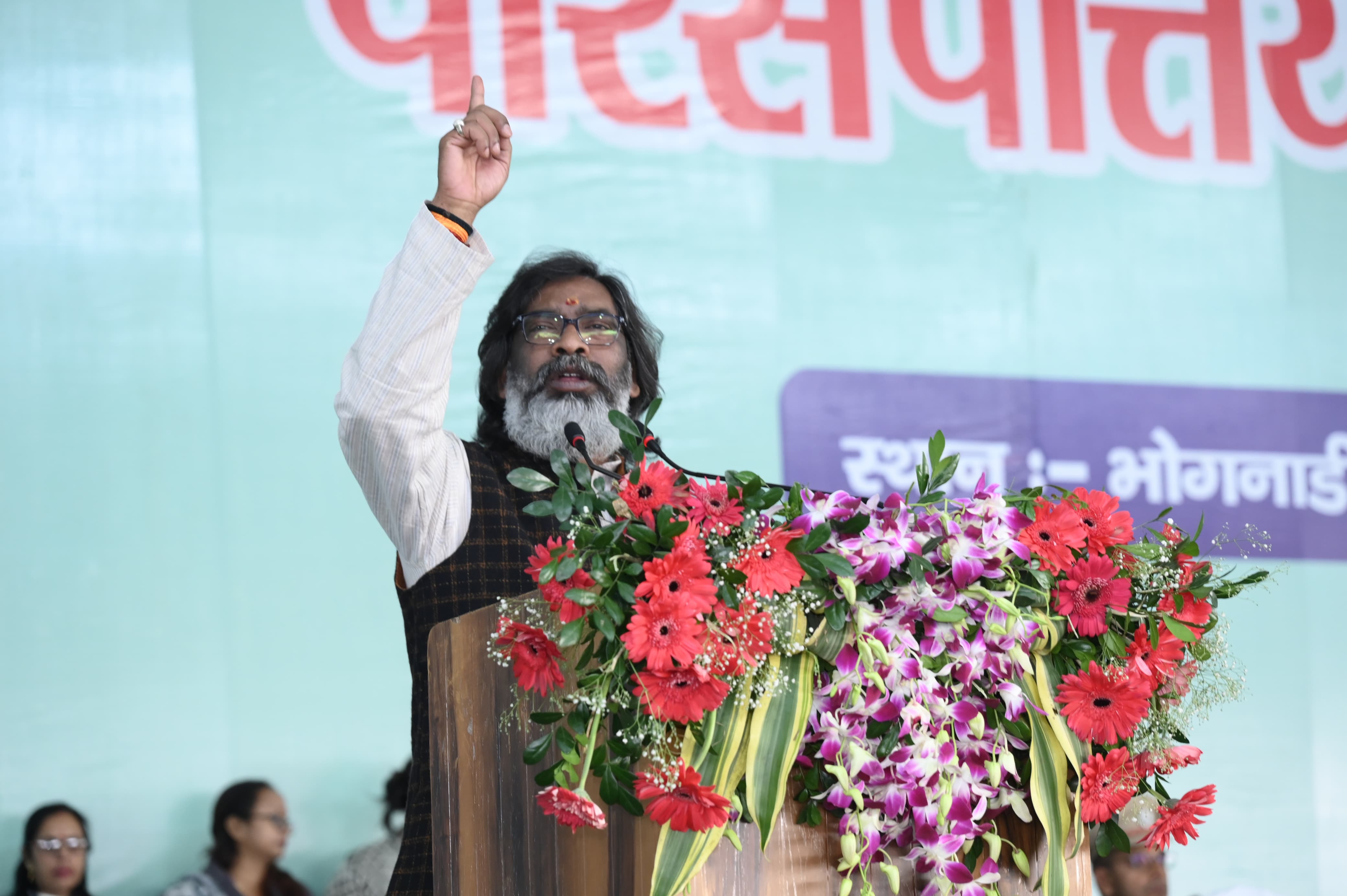 मुख्यमंत्री कार्यक्रम को संबोधित करते हुए मुख्यमंत्री कार्यक्रम को संबोधित करते हुए