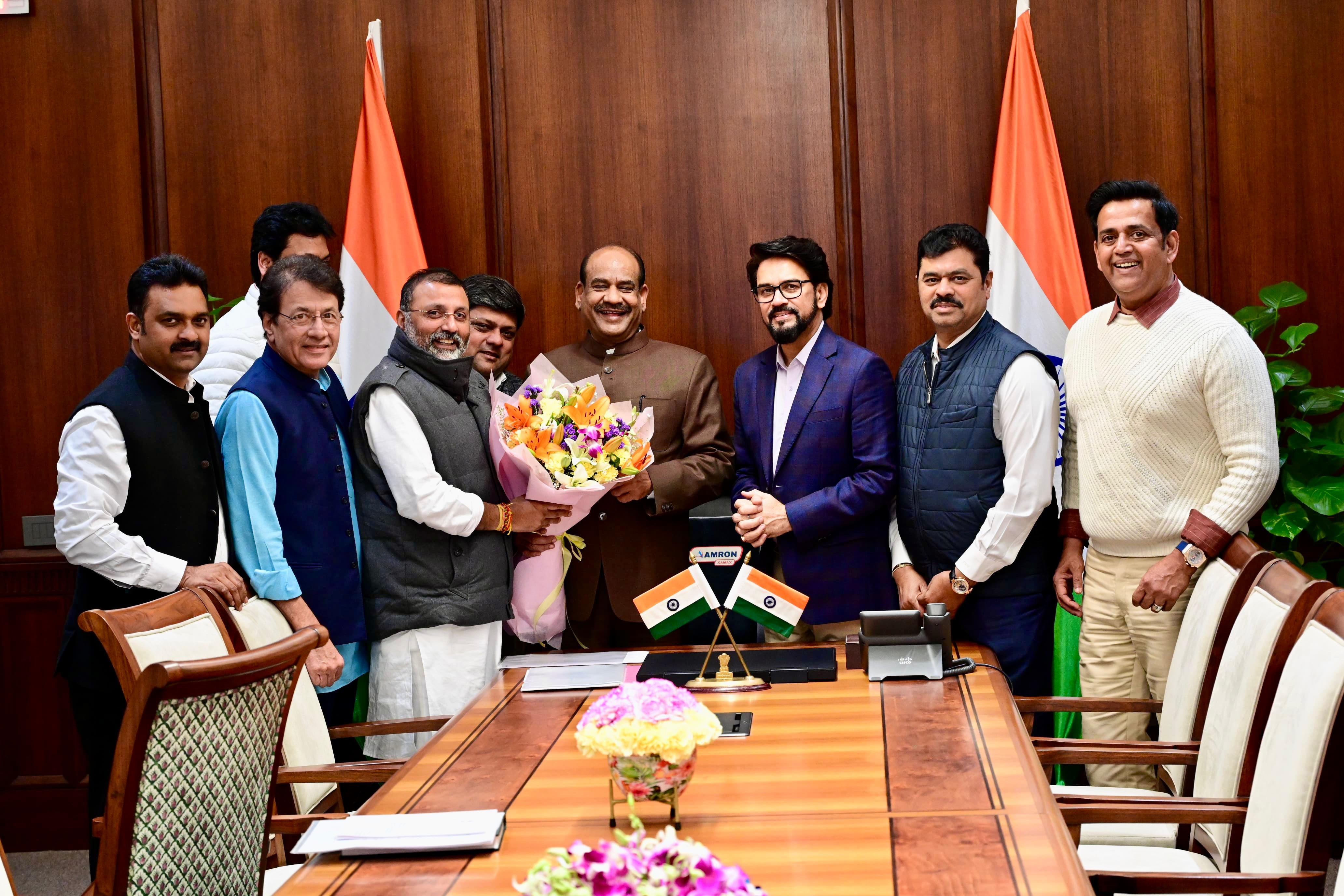 लोकसभा अध्यक्ष को क्रिकेट मैच के लिए आमंत्रित करते सांसद लोकसभा अध्यक्ष को क्रिकेट मैच के लिए आमंत्रित करते सांसद