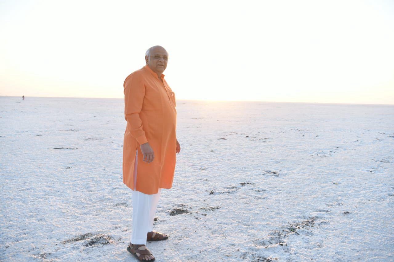 मुख्यमंत्री भूपेंद्र पटेल रविवार को रणोत्सव में भाग लेने के लिए कच्छ के धोरडो गांव पहुंचे। मुख्यमंत्री भूपेंद्र पटेल रविवार को रणोत्सव में भाग लेने के लिए कच्छ के धोरडो गांव पहुंचे।