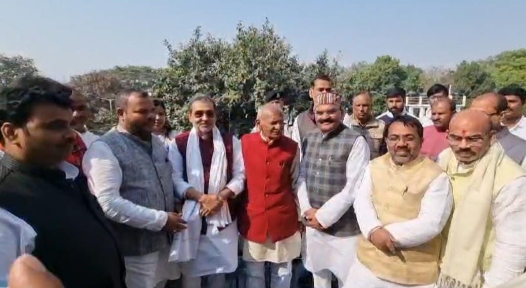 कार्यकर्ताओं के साथ उपेन्द्र कुशवाहा कार्यकर्ताओं के साथ उपेन्द्र कुशवाहा