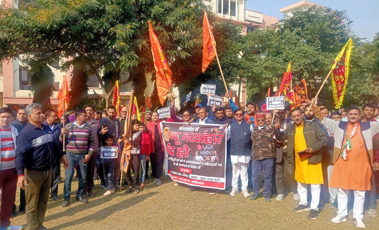 हिन्दू नरसंहार के विरोध में मार्च निकालते लोग हिन्दू नरसंहार के विरोध में मार्च निकालते लोग
