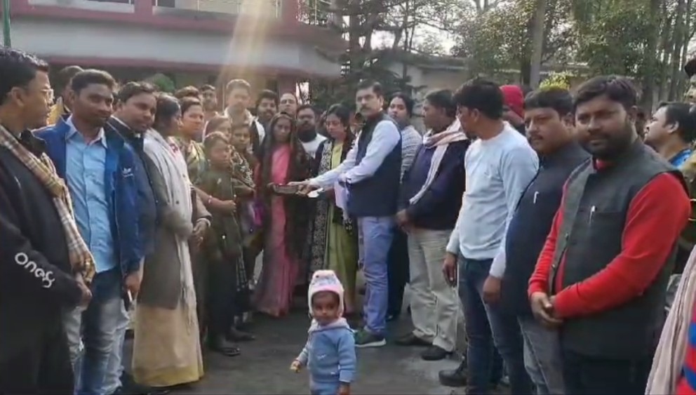 मुआवजा राशि देते प्लांट प्रबंधन के लोग मुआवजा राशि देते प्लांट प्रबंधन के लोग