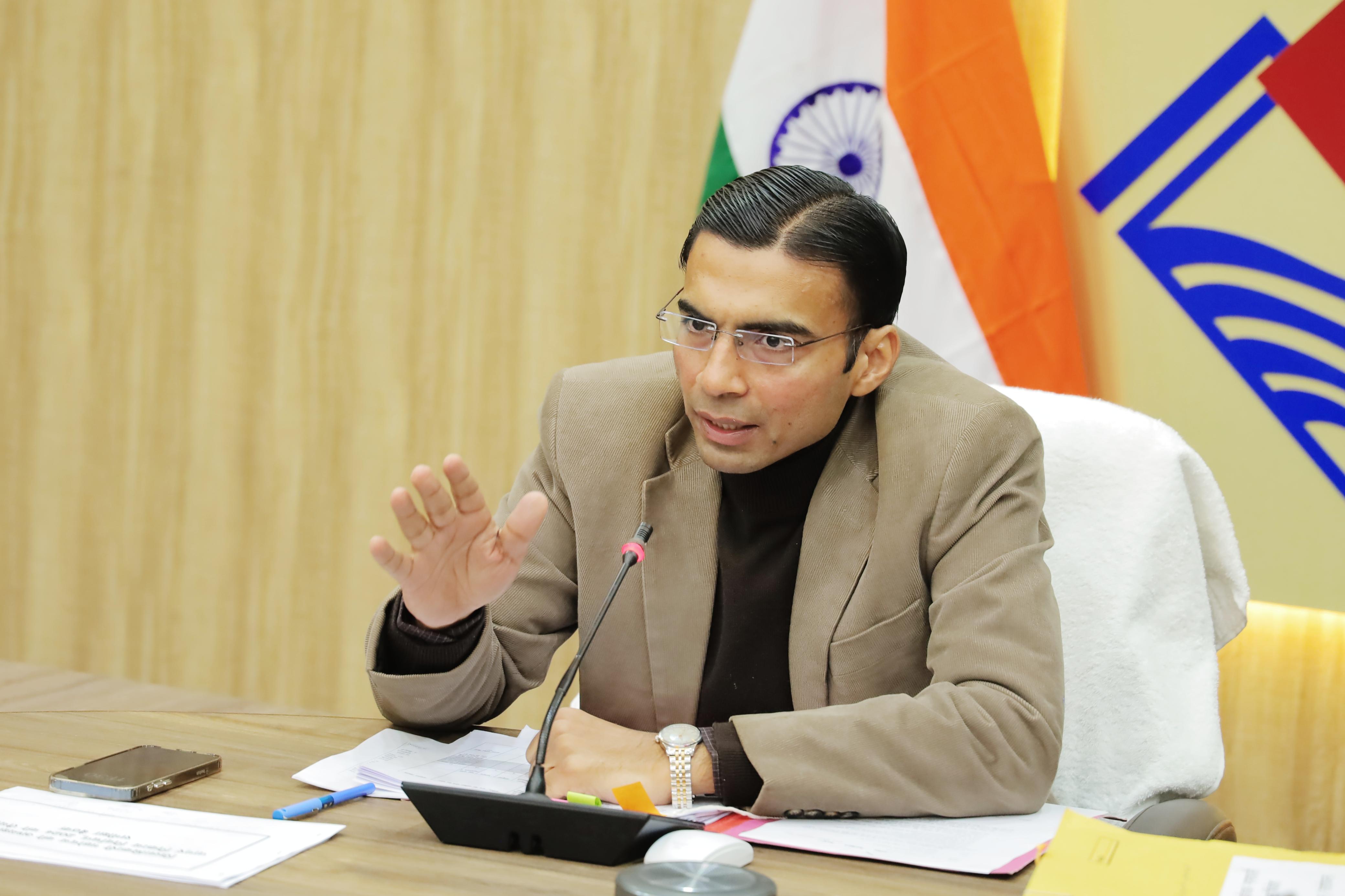 बैठक करते जिलाधिकारी सविन बसंल बैठक करते जिलाधिकारी सविन बसंल