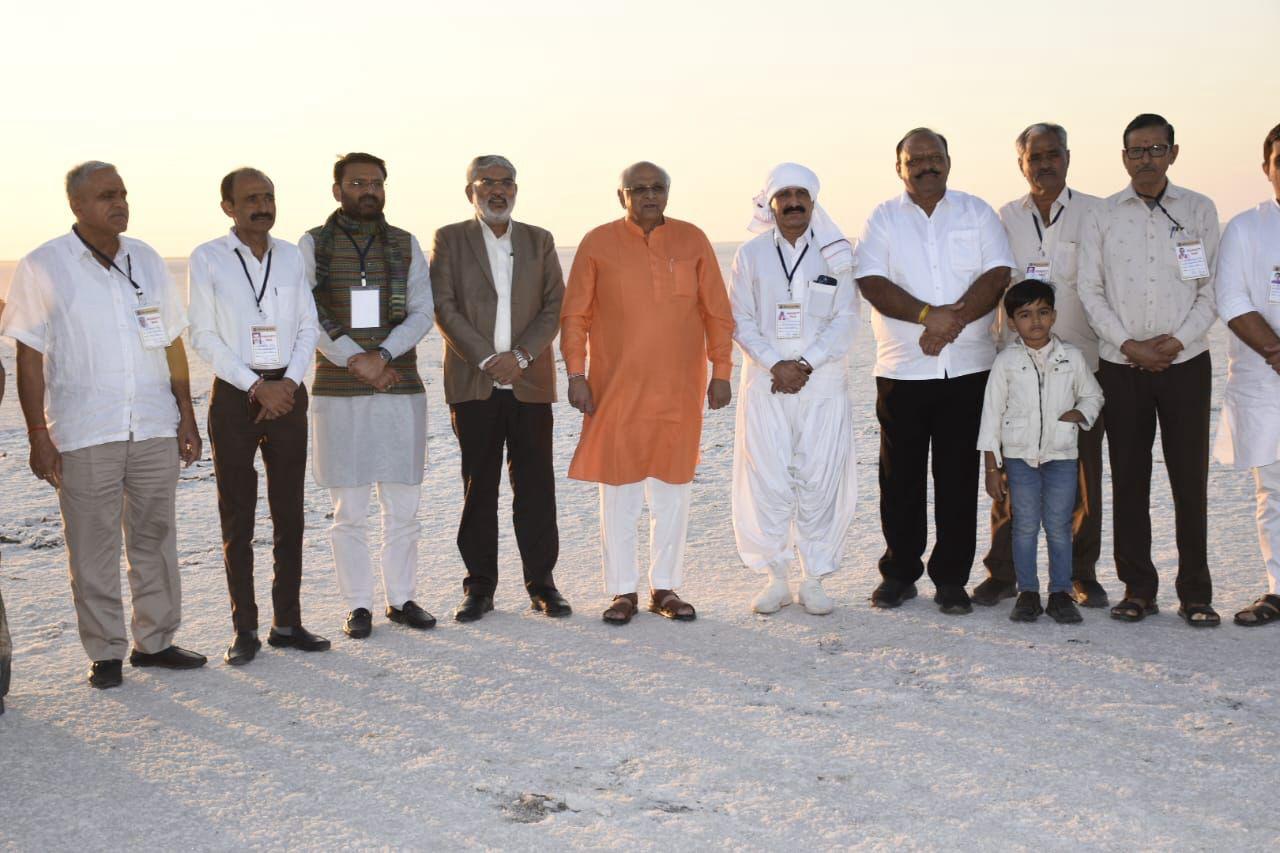 मुख्यमंत्री भूपेंद्र पटेल रविवार को रणोत्सव में भाग लेने के लिए कच्छ के धोरडो गांव पहुंचे। मुख्यमंत्री भूपेंद्र पटेल रविवार को रणोत्सव में भाग लेने के लिए कच्छ के धोरडो गांव पहुंचे।