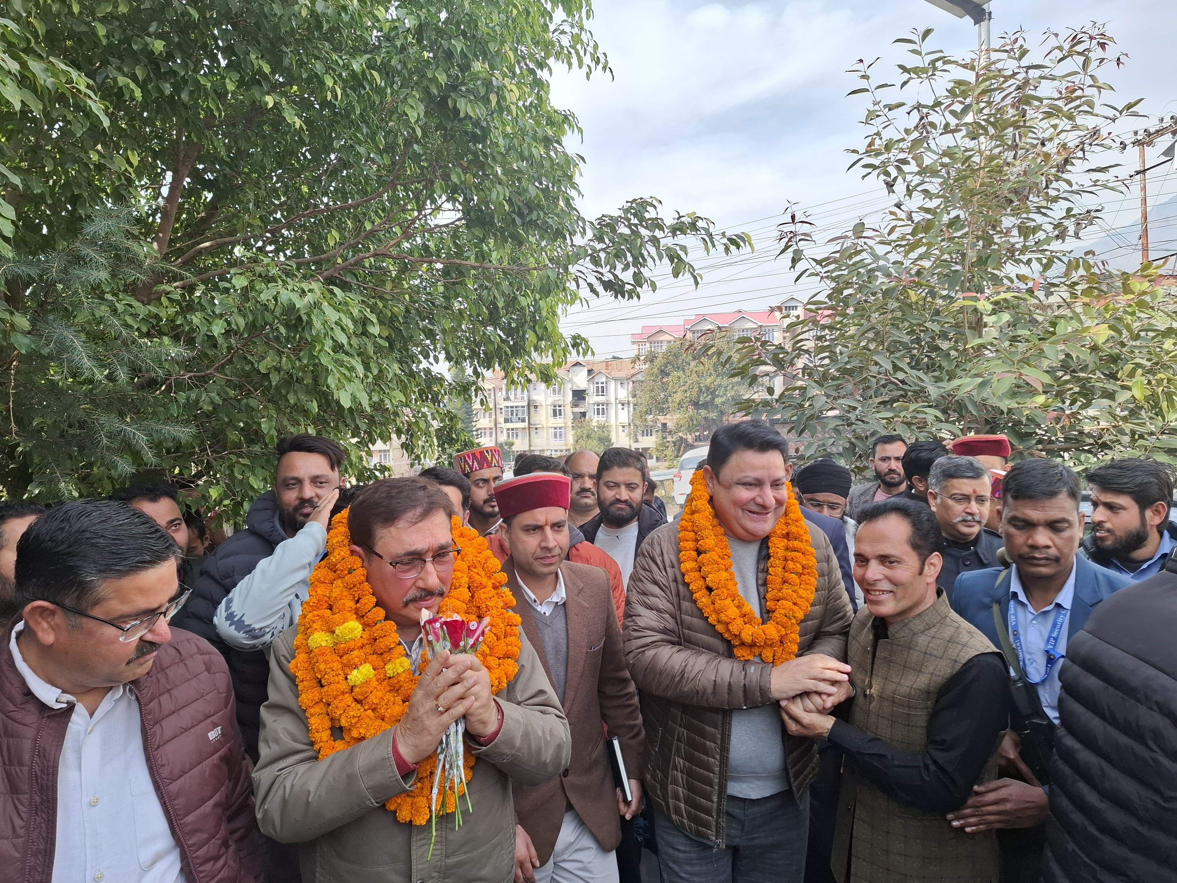 बैठक के लिए पंहुचे भाजपा नेता का स्वागत करते कार्यकर्ता।। बैठक के लिए पंहुचे भाजपा नेता का स्वागत करते कार्यकर्ता।।