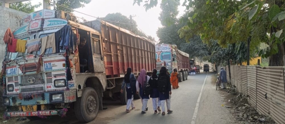 पुलिस ने बेडमिसाली लोड तीन ओवरलोड ट्रक को किया जब्त पुलिस ने बेडमिसाली लोड तीन ओवरलोड ट्रक को किया जब्त