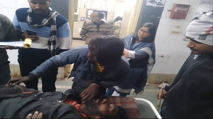हादसे के बाद घायल को लाया गया अस्पताल, कलेक्टर मौके पर मौजूद हादसे के बाद घायल को लाया गया अस्पताल, कलेक्टर मौके पर मौजूद