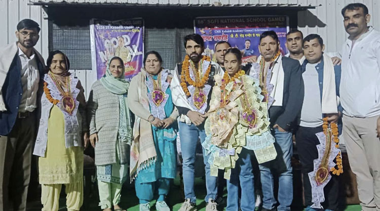 15 Snp-8 सोनीपत: कीर्ति पहल का स्वागत करते हुए सीएमआर कबड्डी एकेडमी के कोच व ग्रामीण। 15 Snp-8 सोनीपत: कीर्ति पहल का स्वागत करते हुए सीएमआर कबड्डी एकेडमी के कोच व ग्रामीण।