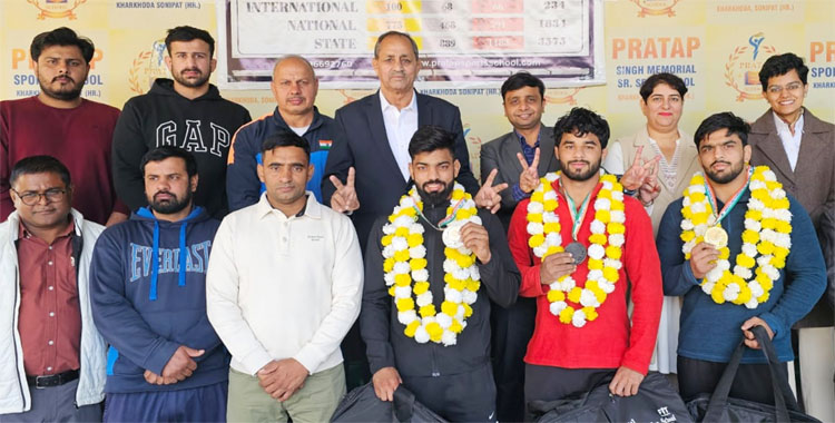 15 Snp-1 सोनीपत: पदक विजेता पहलवानों को सम्मानित करते हुए द्रोणाचार्य अवार्डी ओमप्रकाश दहिया 15 Snp-1 सोनीपत: पदक विजेता पहलवानों को सम्मानित करते हुए द्रोणाचार्य अवार्डी ओमप्रकाश दहिया