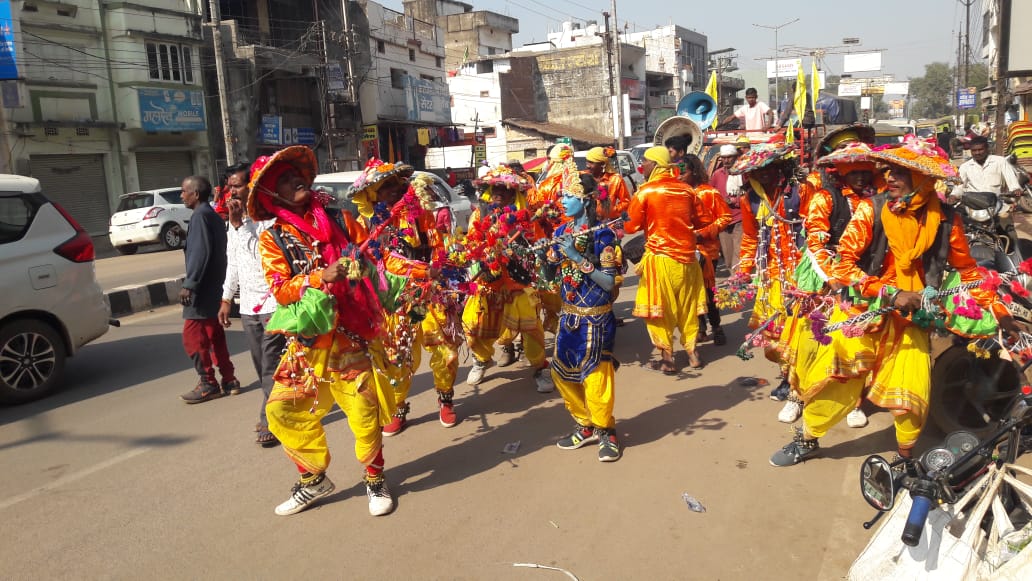 गीता जयंती पर निकाली गई शोभायात्रा में नृत्य करते हुए नर्तक दल के सदस्य। गीता जयंती पर निकाली गई शोभायात्रा में नृत्य करते हुए नर्तक दल के सदस्य।