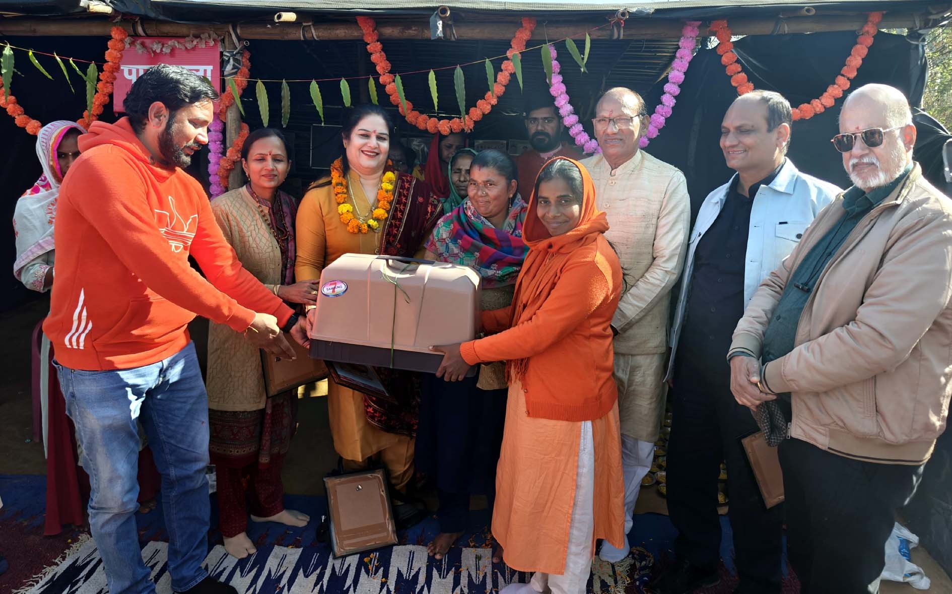हिसार के सेक्टर-16 की झुग्गियों में स्वाभिमान अध्ययन एवं प्रशिक्षण केंद्र के स्थापना कार्यक्रम में हिस्सा लेते गणमान्य लोग एवं बच्चे। हिसार के सेक्टर-16 की झुग्गियों में स्वाभिमान अध्ययन एवं प्रशिक्षण केंद्र के स्थापना कार्यक्रम में हिस्सा लेते गणमान्य लोग एवं बच्चे।