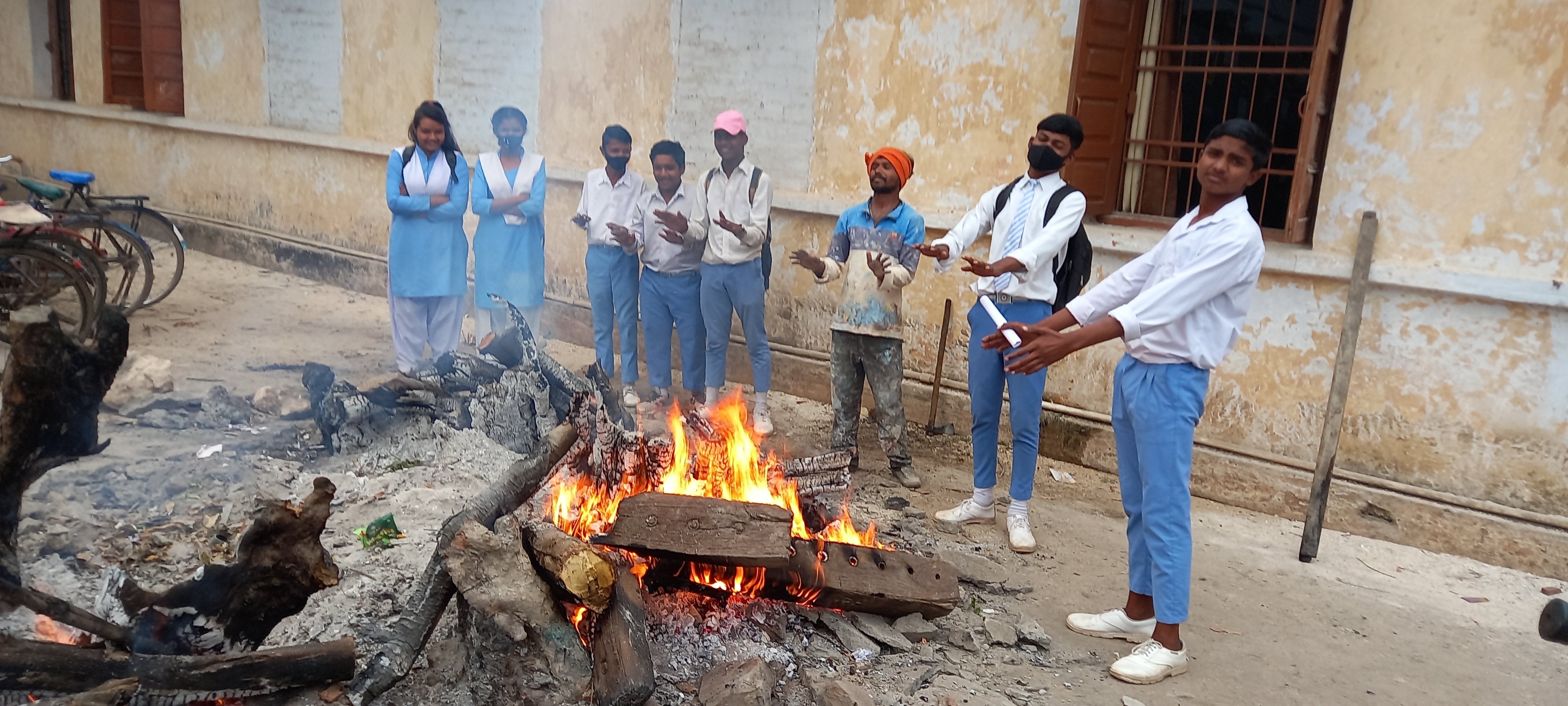 अलाव तापते हुए स्कूली छात्र। फाईल अलाव तापते हुए स्कूली छात्र। फाईल