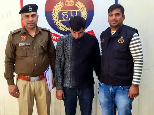 क्राइम ब्रांच की गिरफ्त में खड़ा पिस्टल बेचने वाला आरोपी पंकज। क्राइम ब्रांच की गिरफ्त में खड़ा पिस्टल बेचने वाला आरोपी पंकज।