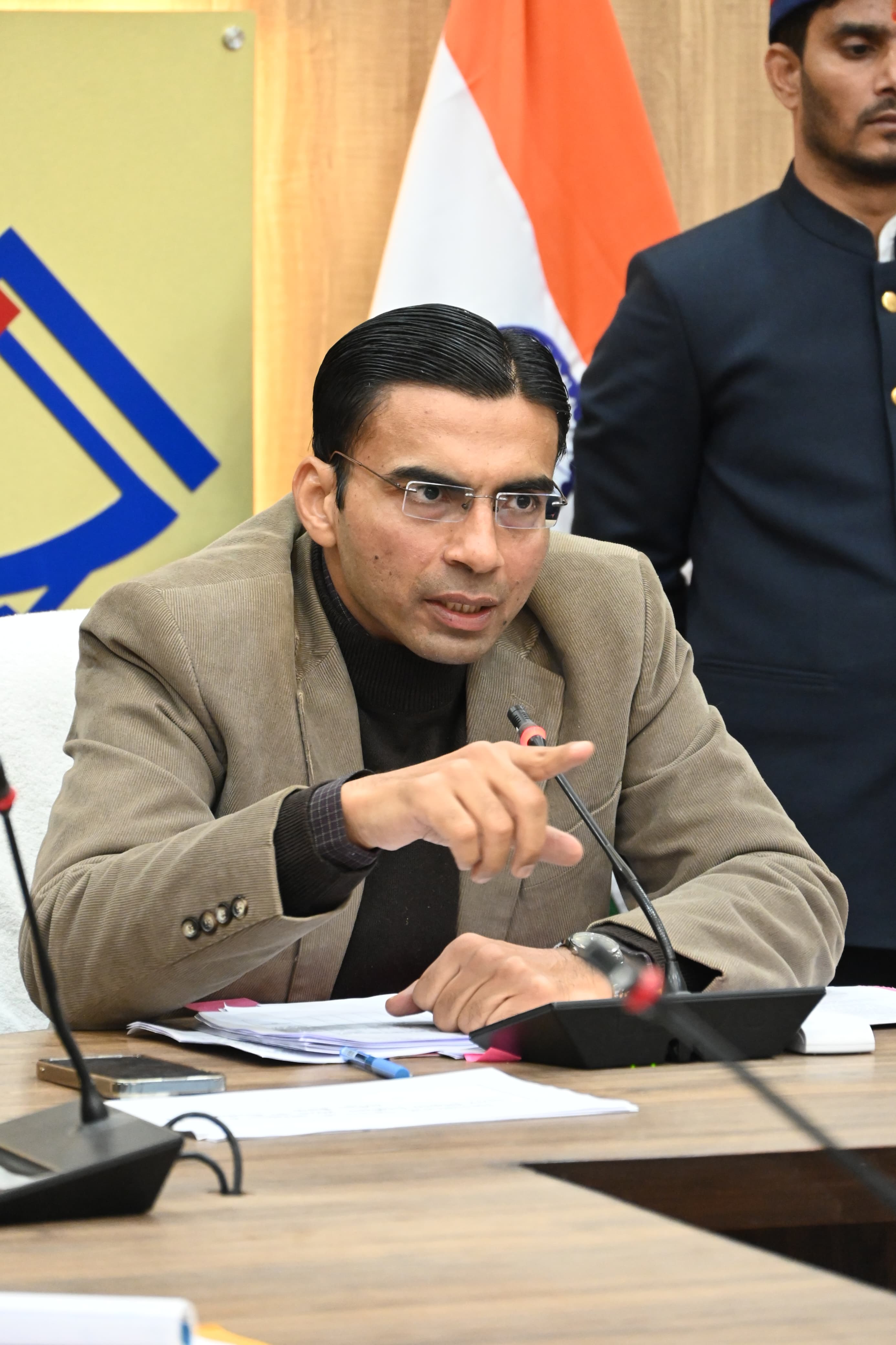 बैठक में बोलते जिलाधिकारी सविन बंसल। बैठक में बोलते जिलाधिकारी सविन बंसल।
