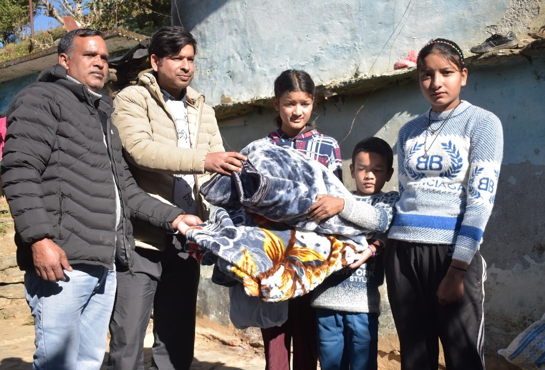 खैनुरी गांव के अनाथ बच्चों को मुख्यमंत्री की ओर से सामग्री देते हुए। खैनुरी गांव के अनाथ बच्चों को मुख्यमंत्री की ओर से सामग्री देते हुए।