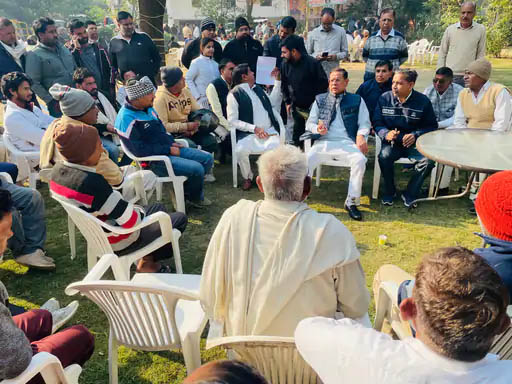भतोला निवास पर लोगों की समस्याएं सुनते हुए मंत्री राजेश नागर । भतोला निवास पर लोगों की समस्याएं सुनते हुए मंत्री राजेश नागर ।