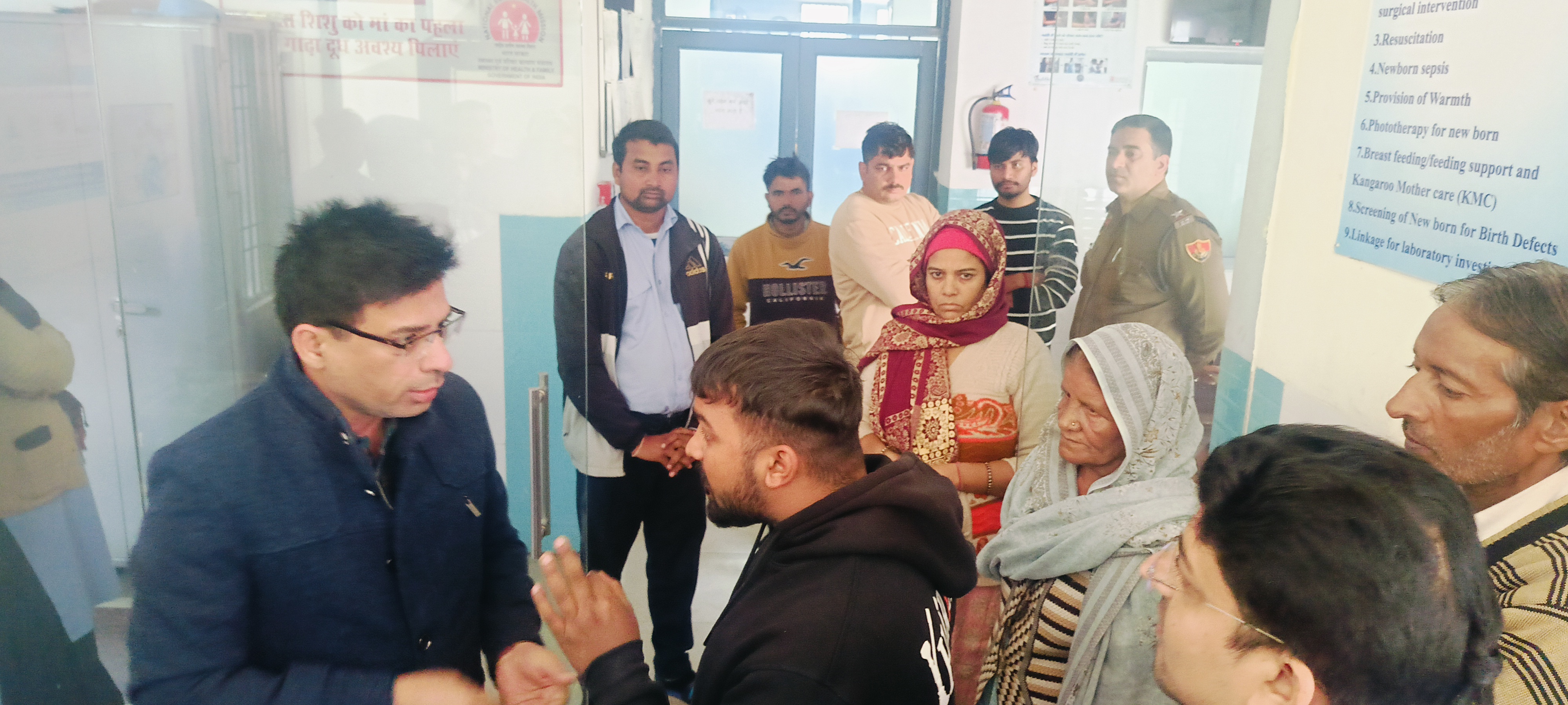 फोटो कैप्शन 15आरटीके1 : सामान्य अस्पताल में नवजात शिशु के ईलाज को लेकर हुए हंगामे के दौरान चिकित्सक व परिजन बातचीत करते ------------- फोटो कैप्शन 15आरटीके1 : सामान्य अस्पताल में नवजात शिशु के ईलाज को लेकर हुए हंगामे के दौरान चिकित्सक व परिजन बातचीत करते -------------