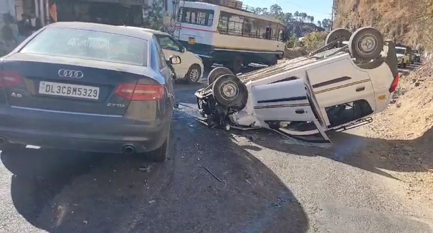 कारों के बीच टक्कर कारों के बीच टक्कर