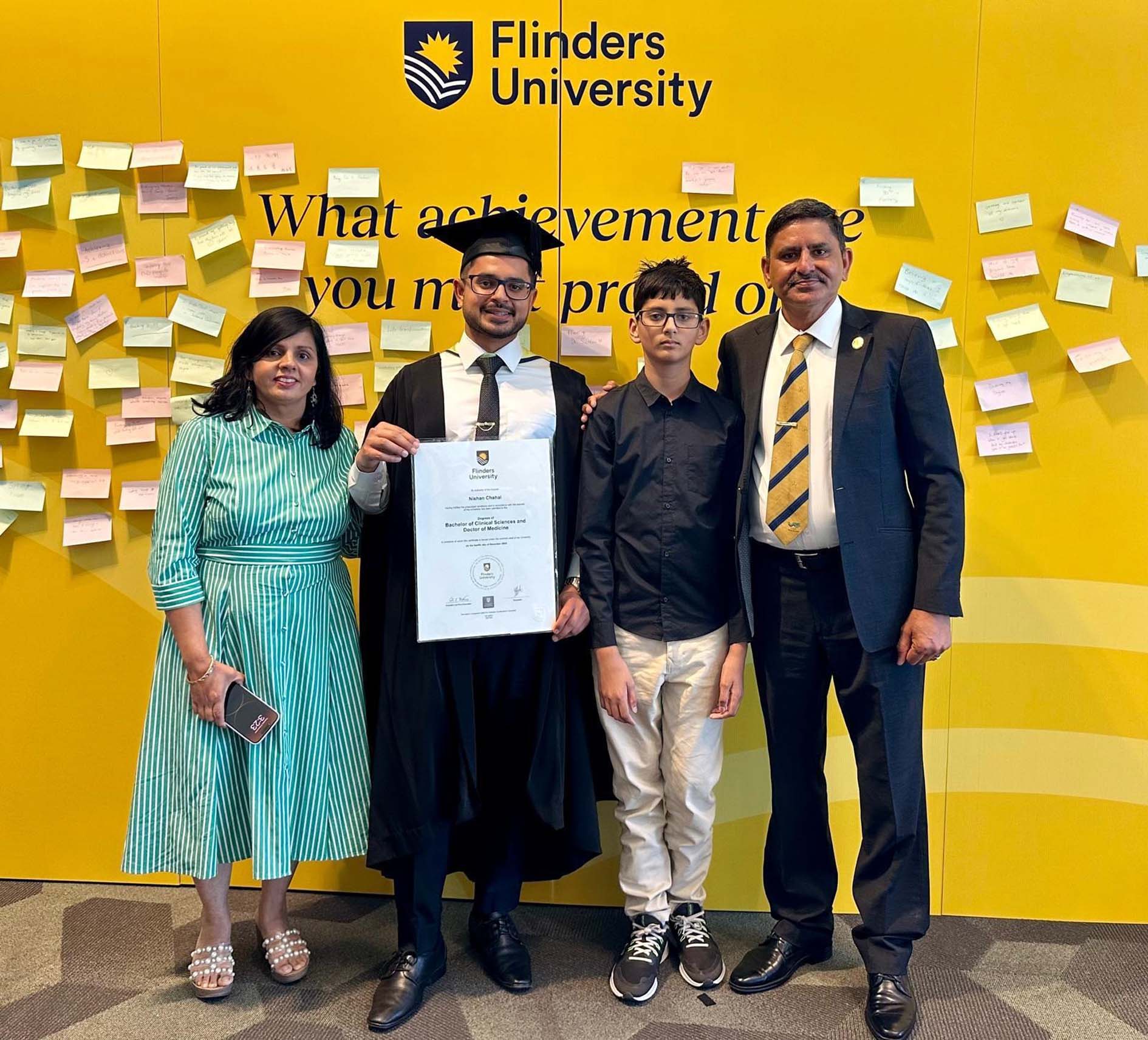 आस्ट्रेलिया में डाक्टर बना बेटा अपने परिजनों के साथ। आस्ट्रेलिया में डाक्टर बना बेटा अपने परिजनों के साथ।
