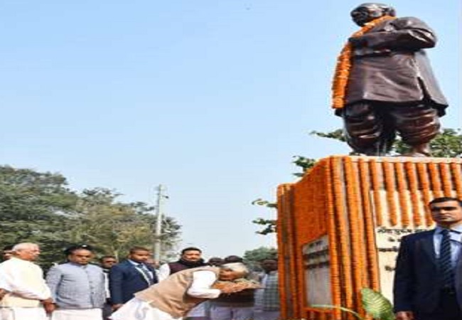 मालयापणा करते मुखयमंती्र् मालयापणा करते मुखयमंती्र्