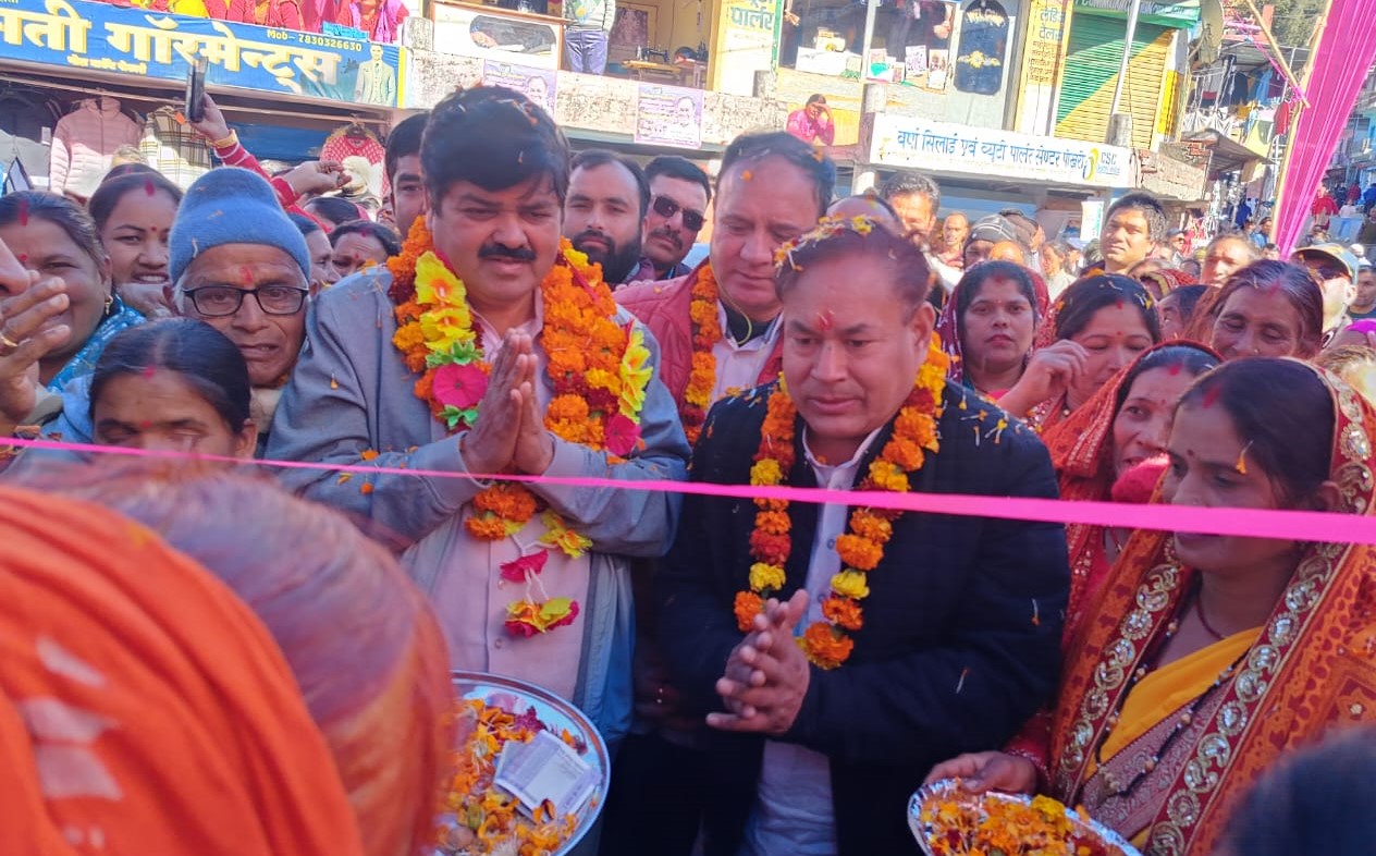 पोखरी मेले का उद्घाटन करते हुए कांग्रेस के पूर्व प्रदेश अध्यक्ष गणेश गोदियाल। पोखरी मेले का उद्घाटन करते हुए कांग्रेस के पूर्व प्रदेश अध्यक्ष गणेश गोदियाल।