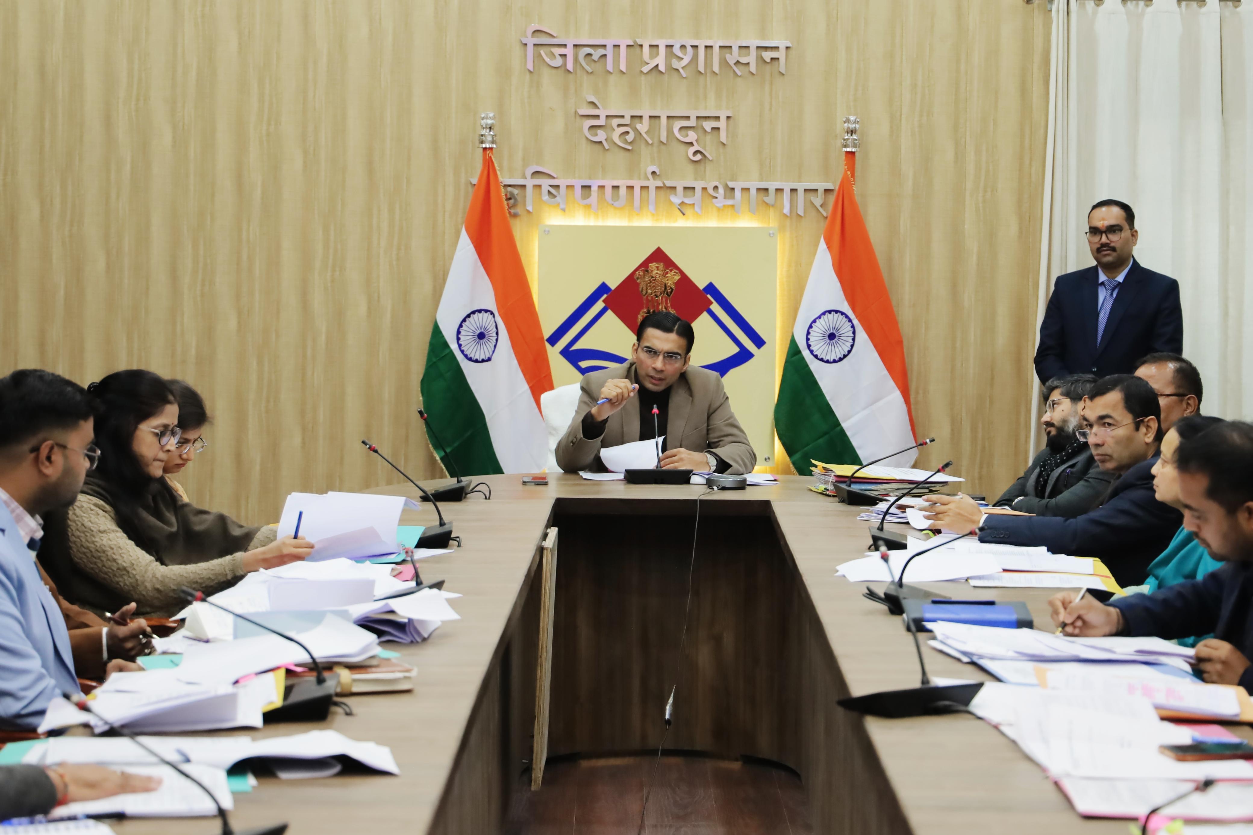 बैठक करते जिलाधिकारी सविन बसंल। बैठक करते जिलाधिकारी सविन बसंल।
