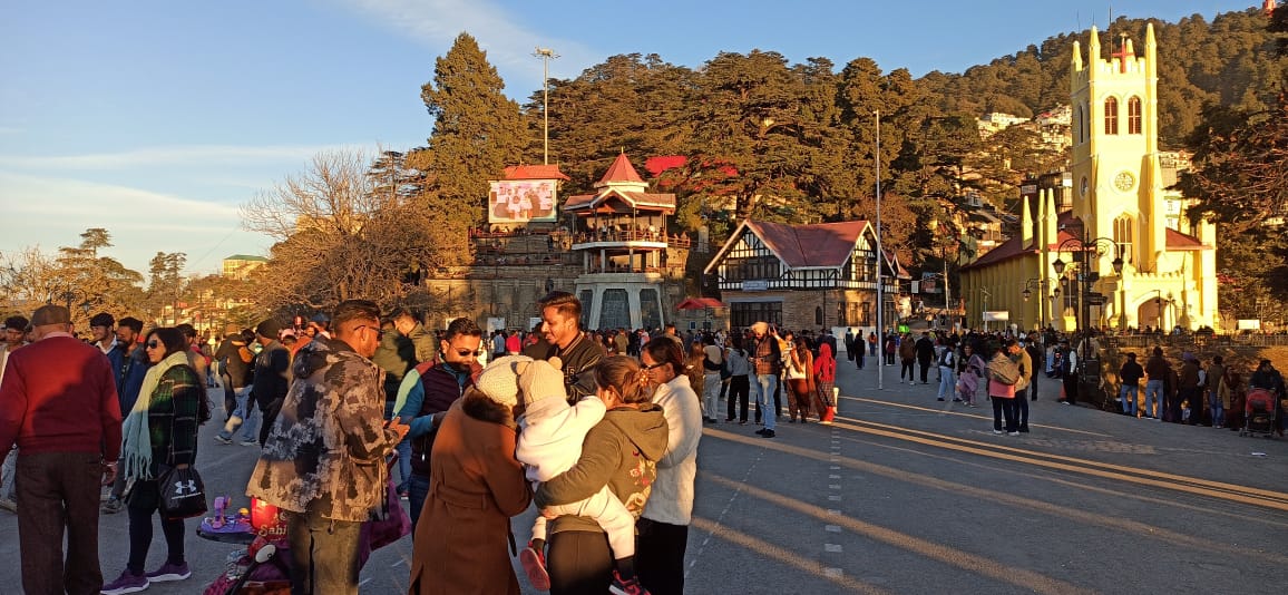 शिमला के रिज पर सैलानी शिमला के रिज पर सैलानी