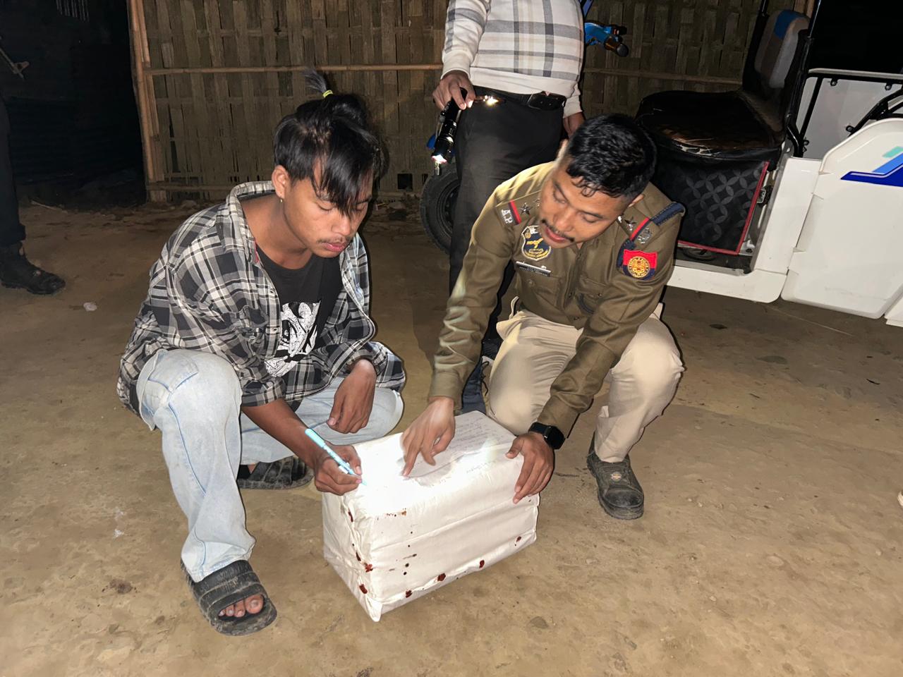 कछार में गांजे के साथ गिरफ्तार तस्कर की तस्वीर। कछार में गांजे के साथ गिरफ्तार तस्कर की तस्वीर।