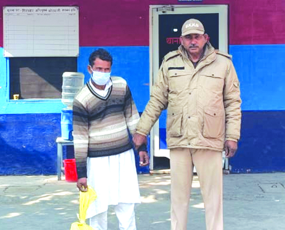 पुलिस गिरफ्त में आरोपित पुलिस गिरफ्त में आरोपित