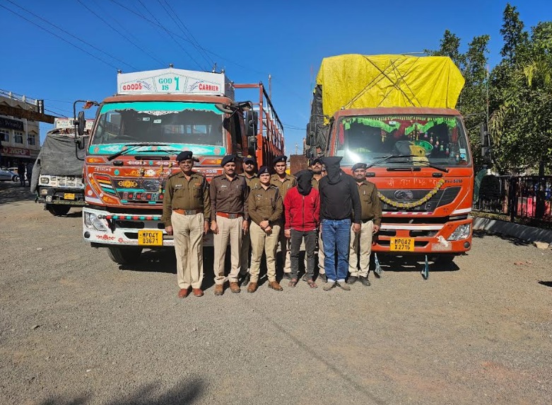 जब्त किए ट्रक और गिरफ्तार आरोपित जब्त किए ट्रक और गिरफ्तार आरोपित