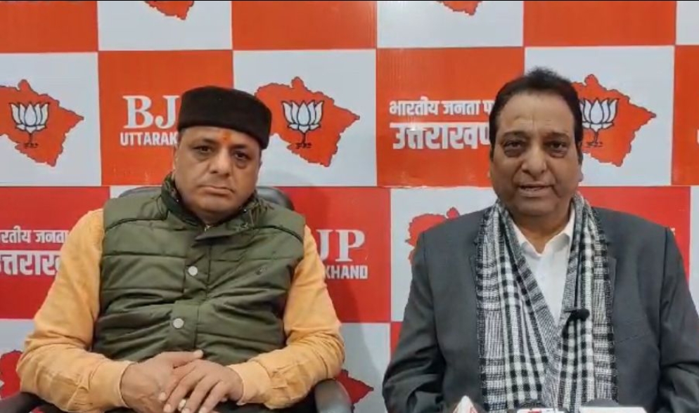 भाजपा के वरिष्ठ विधायक और प्रवर समिति सदस्य रहे विनोद चमोली ने पत्रकारों से बातचीत करते। भाजपा के वरिष्ठ विधायक और प्रवर समिति सदस्य रहे विनोद चमोली ने पत्रकारों से बातचीत करते।