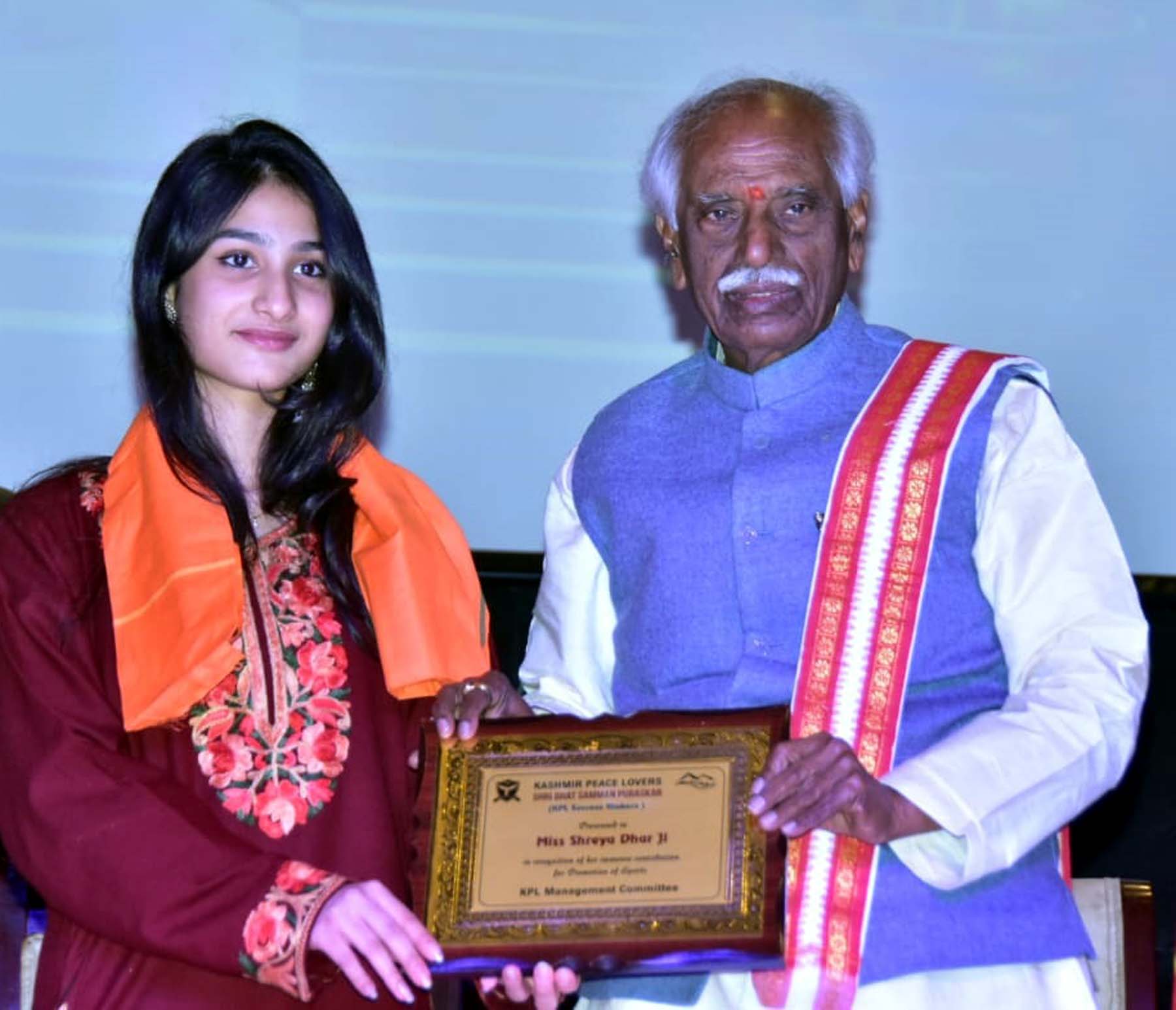 फोटो नंबर-03: गुरुग्राम विश्वविद्यालय में कश्मीर पीस लवर्स संस्था की ओर से आयोजित सांस्कृतिक संध्या में कश्मीरी युवती को सम्मानित करते हरियाणा के राज्यपाल बंडारू दत्तात्रेय। फोटो नंबर-03: गुरुग्राम विश्वविद्यालय में कश्मीर पीस लवर्स संस्था की ओर से आयोजित सांस्कृतिक संध्या में कश्मीरी युवती को सम्मानित करते हरियाणा के राज्यपाल बंडारू दत्तात्रेय।