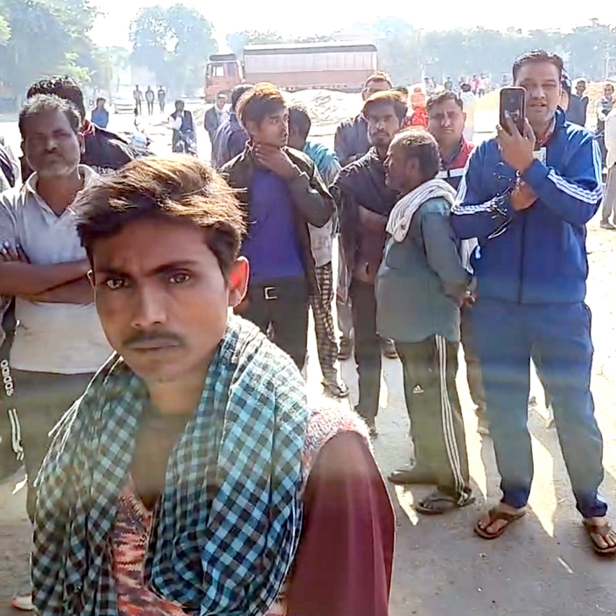 मौके पर जुटी लोगों की भीड़। मौके पर जुटी लोगों की भीड़।
