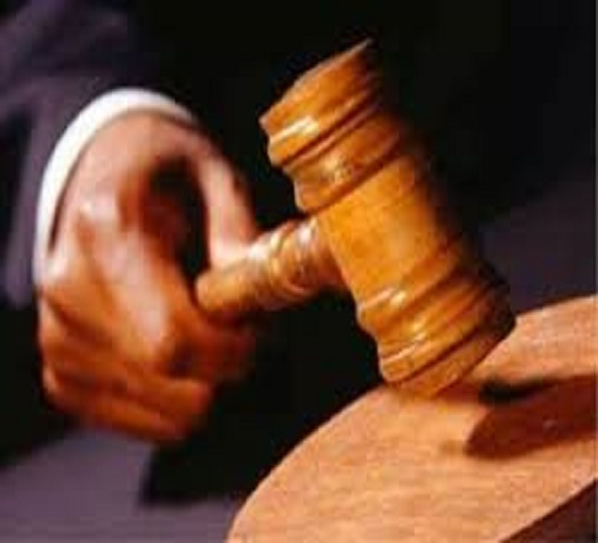 न्यायालय द्वारा सजा करने का प्रतीकात्मक छाया चित्र न्यायालय द्वारा सजा करने का प्रतीकात्मक छाया चित्र