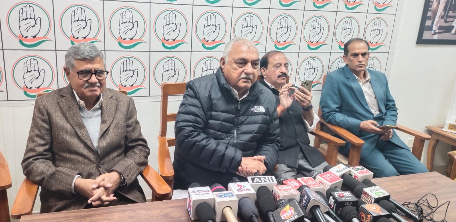 फोटो कैप्शन: डी पार्क समीप अपने आवास पर पत्रकारों से बातचीत करते पूर्व मुख्यमंत्री भूपेंद्र सिंह हुड्डा फोटो कैप्शन: डी पार्क समीप अपने आवास पर पत्रकारों से बातचीत करते पूर्व मुख्यमंत्री भूपेंद्र सिंह हुड्डा